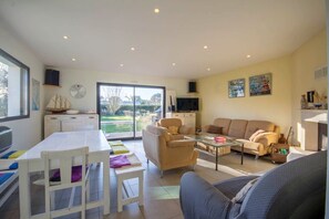 TV, fireplace, DVD player, stereo