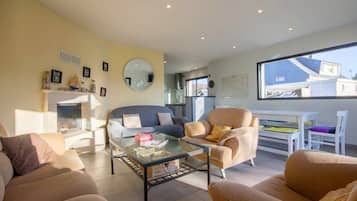 Una televisión, una chimenea, un reproductor de DVD