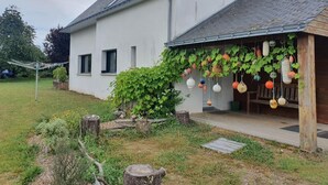 A white house with a sloped roof and a porch. - Les Filets de la Ria (BELZ)