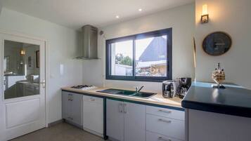 Frigorífico, microondas, horno y placa de cocina