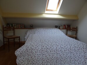 3 makuuhuonetta, silitysrauta/-lauta