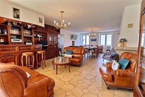 TV, DVD player, pebolim, mesa de pingue-pongue