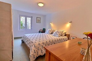 2 chambres, bureau, fer et planche à repasser, accès au Wi-Fi (inclus)