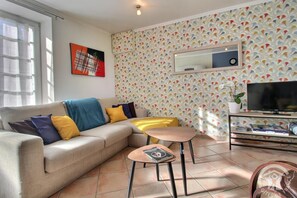 TV, table tennis, books, stereo