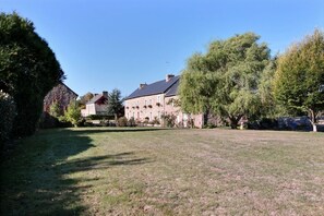 المنطقة المحيطة بالمنشأة