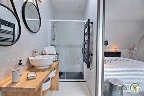 Douche, sèche-cheveux, serviettes fournies