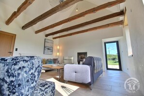 TV, DVD player, offices - Le Petit Abri des Pins (PLEUBIAN)