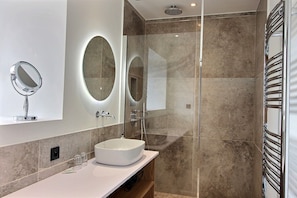 Bathtub, hair dryer, towels