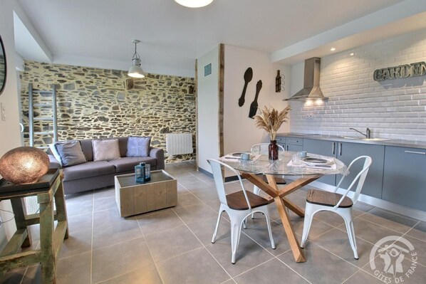 Télévision, table de tennis de table, livres