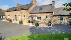A stone building with multiple windows and a covered entrance. - Penty - YVIAS - Gîte (YVIAS)