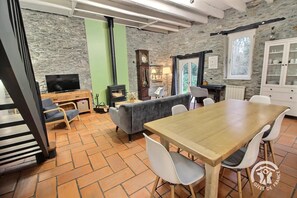 Una televisión, una mesa de tenis de mesa, un reproductor estéreo