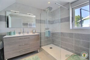 Een douche, een haardroger, handdoeken