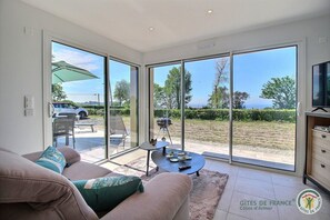 TV, DVD-spiller, bøker og stereoanlegg