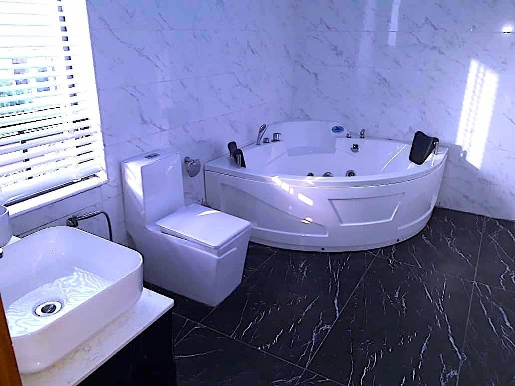 combined shower/bathtub, eco-friendly toiletries, bidet, towels