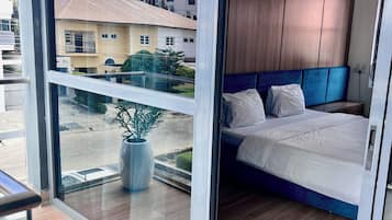 1 slaapkamer, een kluis op de kamer, een bureau