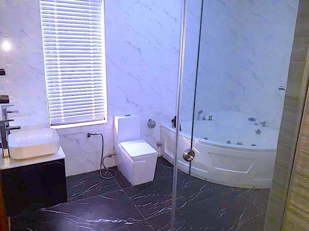 combined shower/bathtub, eco-friendly toiletries, bidet, towels