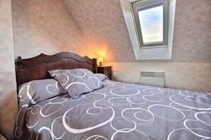 3 bedrooms, desk, free WiFi, bed sheets