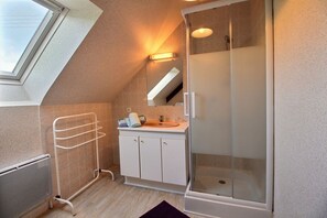 Shower, hair dryer, towels - Le Paradis - PLOUGUENAST (PLOUGUENAST)