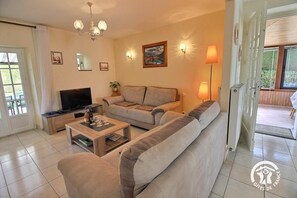 TV, DVD player, books, stereo - Ar Maezioù - Boqueho (BOQUEHO)