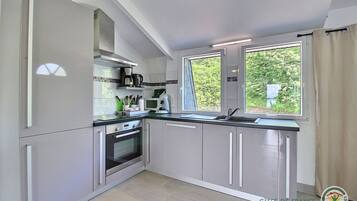 Een koelkast, een microgolfoven, een oven, een kookplaat