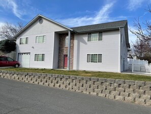 Exterior - Spacious and Peaceful (College Place)