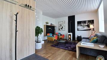 Televisie, tafelvoetbal, een tafeltennistafel en boeken