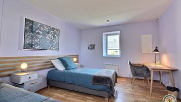 2 slaapkamers, een bureau, een strijkplank/strijkijzer, gratis wifi