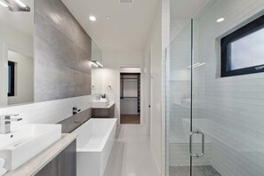 Badewanne, Haartrockner, Handtücher