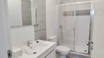 Douche, sĂšche-cheveux, serviettes fournies, savon