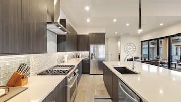 Geladeira, micro-ondas, fogão, cooktop