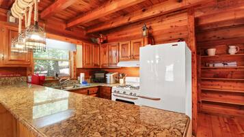 Full-sized fridge, microwave, oven, stovetop