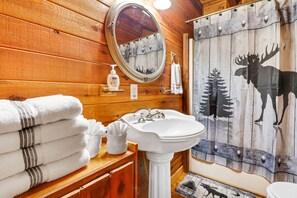 Combined shower/bathtub, towels, soap, shampoo
