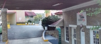 Montego Bay Heartbeat. Walk to Beach, Restaurants and Hip Strip.