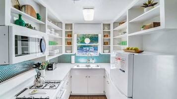 Kylskåp, mikrovågsugn, ugn och spishäll