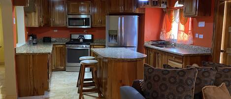 Réfrigérateur, micro-ondes, plaque de cuisson, cafetière/bouilloire