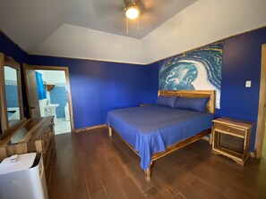 6 quartos, ferros/tábuas de passar roupa, berço de viagem
