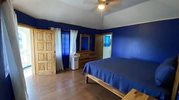 6 slaapkamers, een strijkplank/strijkijzer, reisbedje, gratis wifi