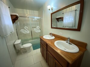 Combined shower/tub, jetted tub, towels, soap