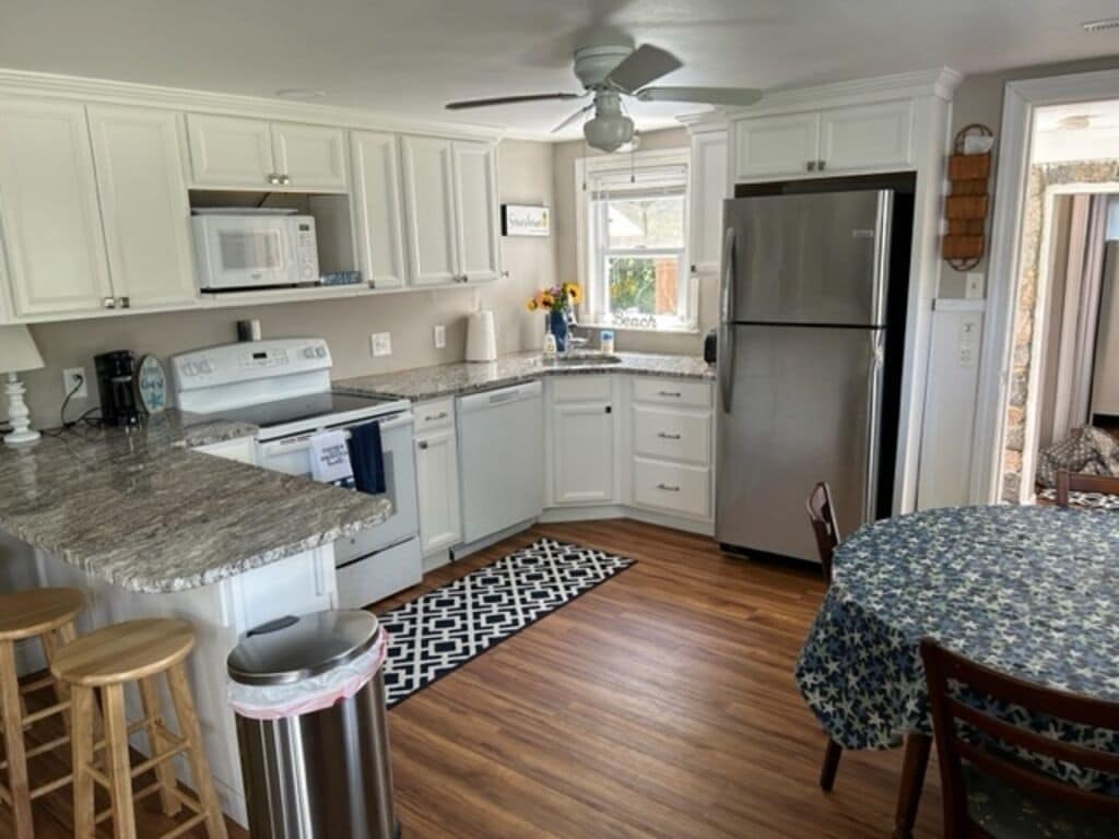 Walk to Scarborough Beach from 3 bd/2 ba Gansett Retreat!