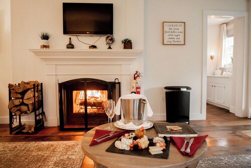 Deluxe King Room w/pull-out love seat and fireplace