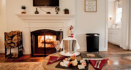 Deluxe King Room w/pull-out love seat and fireplace