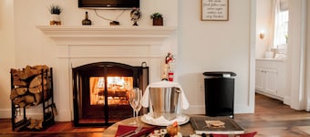 Deluxe King Room w/pull-out love seat and fireplace