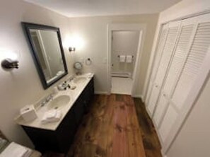 Suihku, poreamme, hiustenkuivaaja, pyyhkeet