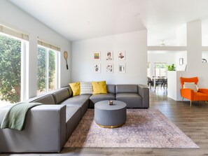 Smart TV - Stylish House in the Indian Palms Country Club. Walking distance to Coachella! (Indio)