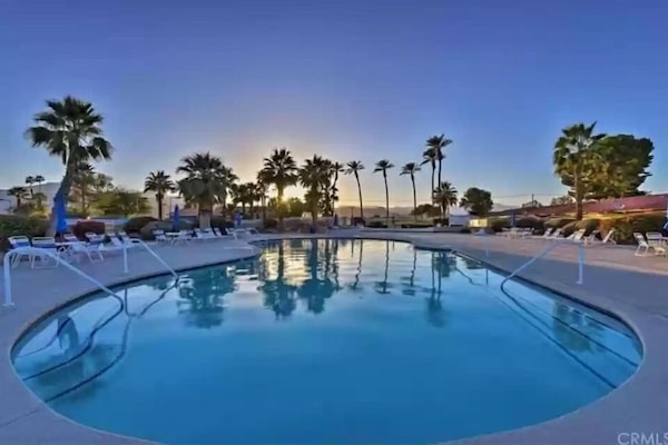 Una piscina al aire libre, una piscina climatizada