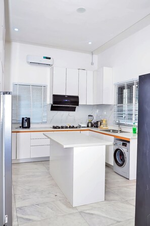 Frigorífico, microondas, horno y placa de cocina