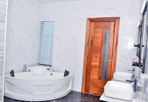 Duschwanne, umweltfreundliche Kosmetikartikel, Seife, Toilettenpapier