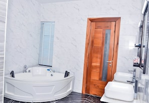 Combined shower/bathtub, eco-friendly toiletries, soap, toilet paper - LAS VEGAS NEVADA @ AMERICA LUXURY EXTENDED STAY (Lagos)