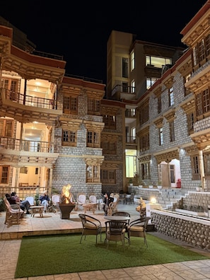 Outdoor dining - Hotel Spic N Span (Leh)