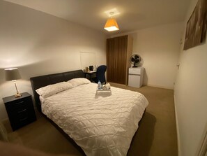 Double Room, Ensuite, Garden View | 1 bedroom - Ashmina Guest House (Milton Keynes)